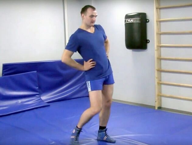 Pelvic rotations that activate blood circulation are a great warm-up before training.